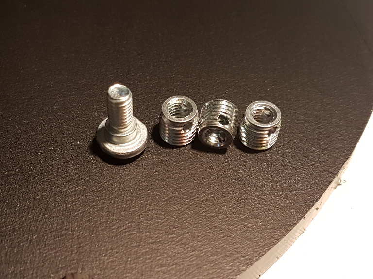 Datei:MowerDiskScrews.jpg