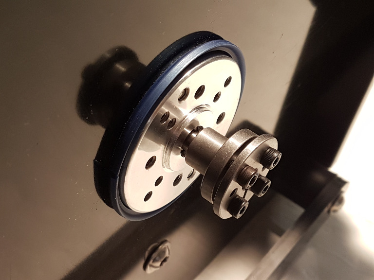 Datei:MowerMotorWClampingFixture.jpg