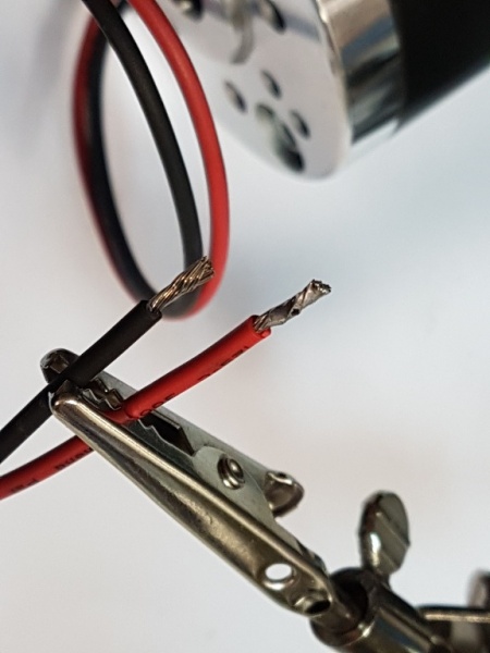 Datei:MowerMotorCables.jpg