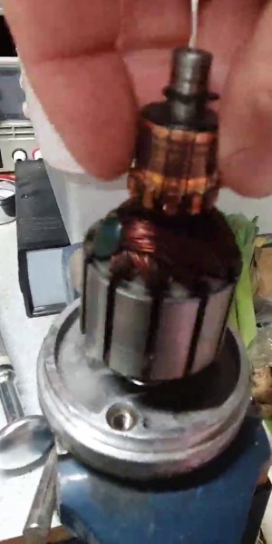 Datei:Mower replace ball bearing.jpg