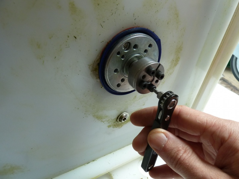 Datei:Chassis spanner festziehen.jpg
