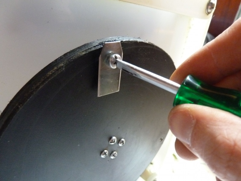 Datei:Chassis messer festziehen.jpg