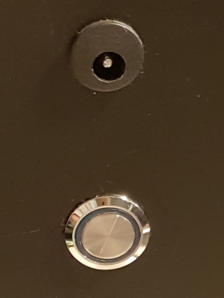 Datei:FrontPlateWithSwitch.jpg